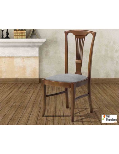 Silla de comedor de estilo clásico fabricada en madera maciza de haya y barnizada en color Nogal.