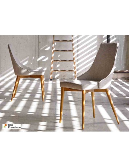 Silla de comedor tapizada con patas de Nogal