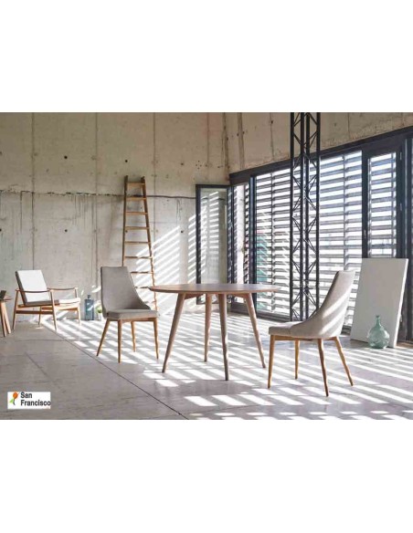 Silla de comedor tapizada con patas de Nogal