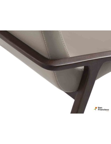 Silla de polipiel y estructura de madera